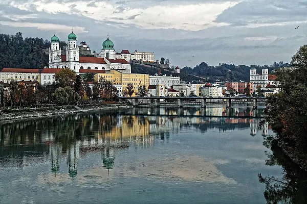 Das Bild zeigt die Stadt Passau vom Fluss aus mit Blick auf den Stephansdom und die Veste Oberhaus.