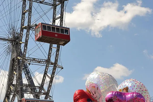 Das Bild zeigt den Eingangsbereich des Wiener Riesenrads im Prater, einem der bekanntesten Wahrzeichen von Wien.