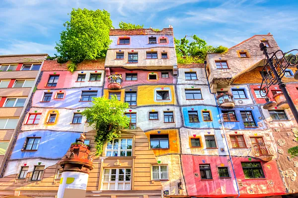 Das Bild zeigt das berühmte Hundertwasserhaus in Wien, Österreich. Dieses architektonische Wahrzeichen befindet sich im 3. Wiener Gemeindebezirk (Landstraße) an der Ecke Kegelgasse und Löwengasse.
