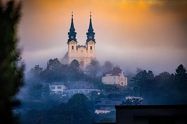 Das Bild zeigt die Pöstlingbergkirche (Wallfahrtsbasilika Sieben Schmerzen Mariae), ein bekanntes Wahrzeichen der Stadt Linz in Österreich