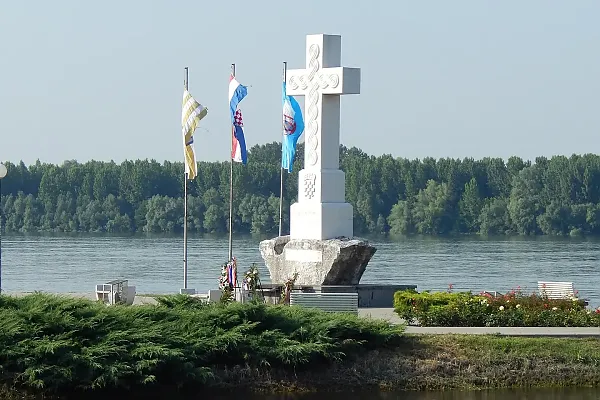 Das Bild zeigt das Zentrale Kreuz (kroatisch: Središnji križ) in Vukovar, Kroatien. Es handelt sich um ein Denkmal an der Mündung des Flusses Vuka in die Donau, zu Ehren aller, die ihr Leben für ein freies und unabhängiges Kroatien gegeben haben.
