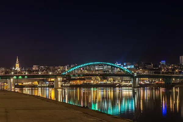 Das Bild zeigt die Alte Save-Brücke (serbisch: Stari savski most) in Belgrad, Serbien. Sie überquert den Fluss Save und verbindet das Stadtzentrum mit Neu-Belgrad.