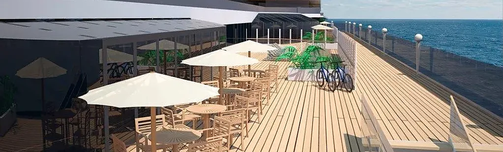 Das Bild zeigt eine Waterfront Promenade auf einem Kreuzfahrtschiff der Seaside-Klasse von MSC Cruises