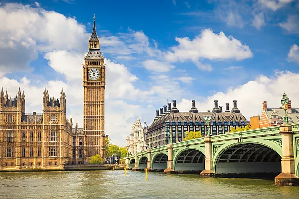 Das Bild zeigt den Elizabeth Tower, weithin bekannt als Big Ben, zusammen mit dem Palace of Westminster und der Westminster Bridge in London.