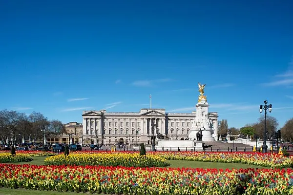 Das Bild zeigt den Buckingham Palace in London, die offizielle Residenz und den Verwaltungssitz des britischen Monarchen.