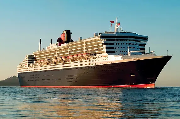 Das Bild zeigt die Queen Mary 2, den einzigen verbliebenen Ocean Liner der Welt, der hauptsächlich auf der Transatlantikroute zwischen Southampton und New York verkehrt.