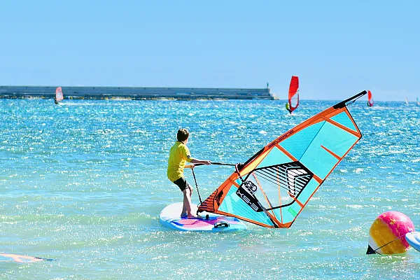 Das Bild zeigt einen Windsurfer auf Gran Canaria unter Anleitung von Björn Dunkerbeck
