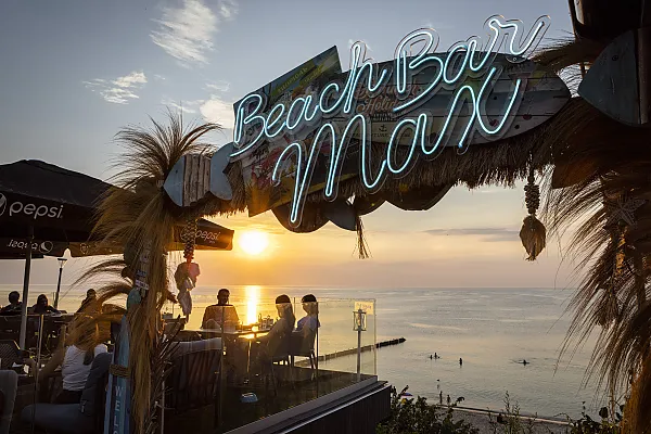 Das Bild zeigt die Strandbar des Hotels Max Resort & Spa.