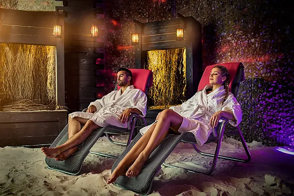 Dieses Bild zeigt ein Paar beim Entspannen im Wellnessbereich des Hotels Interferie Medical SPA in Swinemünde.