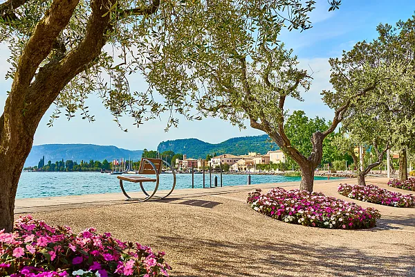 Der Gardasee mit schönen Promenaden und Stränden in Bardolino in Italien