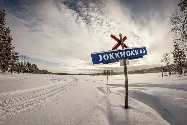 Lapplands wunderschöne Schneelandschaft mit dem Ortsschild der Gemeinde Jokkmokk