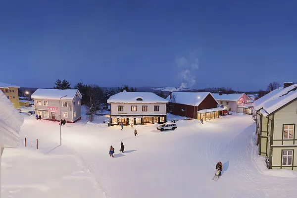 Ansicht von verschneiten Häusern und Lädchen