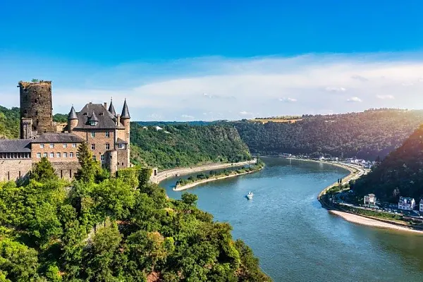 Das Bild zeigt einen typischen Abschnitt des Rheintals, das für seine zahlreichen historischen Burgen, in diesem Fall die Burg Katz, und Weinberge bekannt ist.