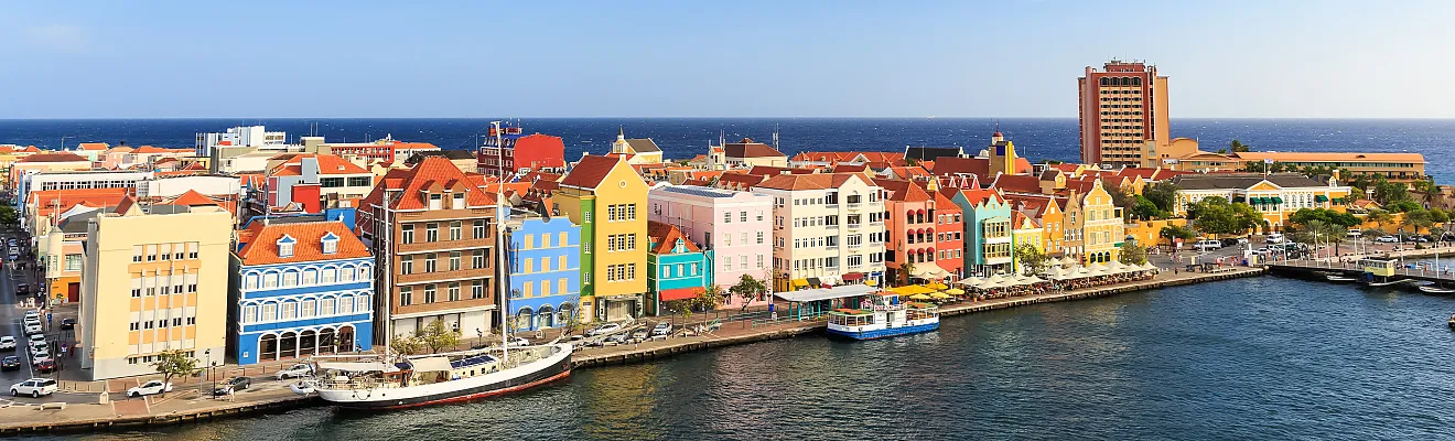 Willemstad, die Hauptstadt der Karibikinsel Curaçao. Es ist bekannt für seine farbenfrohen Häuser im Kolonialstil, die oft als 
