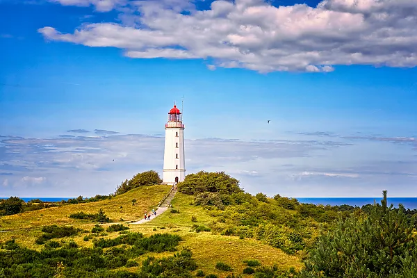 Das Bild zeigt den Leuchtturm Dornbusch auf der deutschen Ostseeinsel Hiddensee.