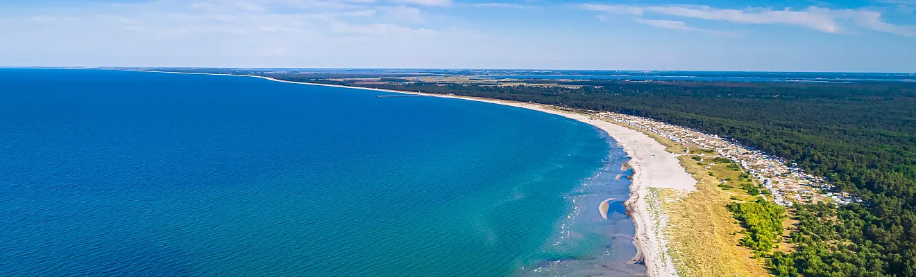 Das Bild zeigt die Küstenlinie von Prerow auf der Halbinsel Fischland-Darß-Zingst an der Ostsee.
