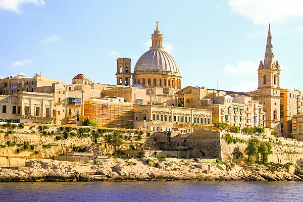 Die Abbildung zeigt die historische Skyline der Stadt Valletta, der Hauptstadt des Inselstaates Malta.