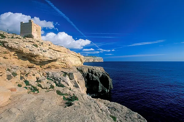 Bei dem Bauwerk im Bild handelt es sich um den Tal-Ħamrija Coastal Tower an der Südküste von Malta.