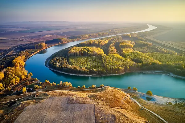 Das Bild zeigt einen Luftaufblick auf eine Flusslandschaft, bei der es sich um die Donau handelt.