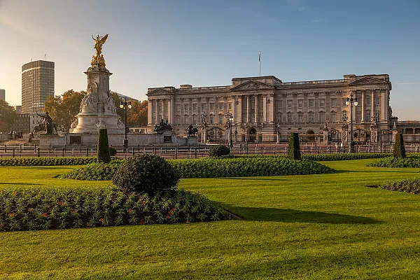 Das Bild zeigt den Buckingham Palace in London, die offizielle Residenz des britischen Monarchen