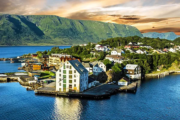Panoramablick auf den Kreuzfahrthafen Alesund