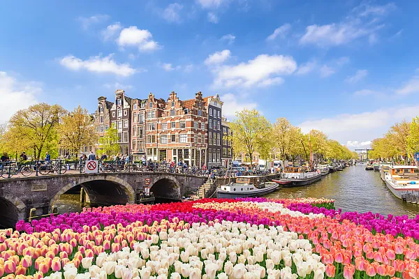 Dieses Bild zeigt die malerische Kulisse der Grachten von Amsterdam im Frühling.