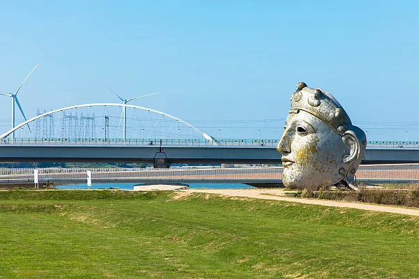 Die Skulptur im Bild ist das „Gesicht von Nimwegen“ (Het gezicht van Nijmegen), ein bekanntes Kunstwerk in den Niederlanden.