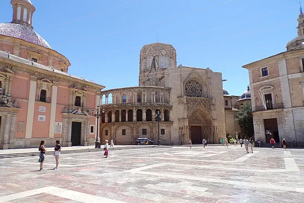 Das Bild zeigt den Plaça de la Mare de Déu in Valencia, Spanien, mit zwei bedeutenden Bauwerken