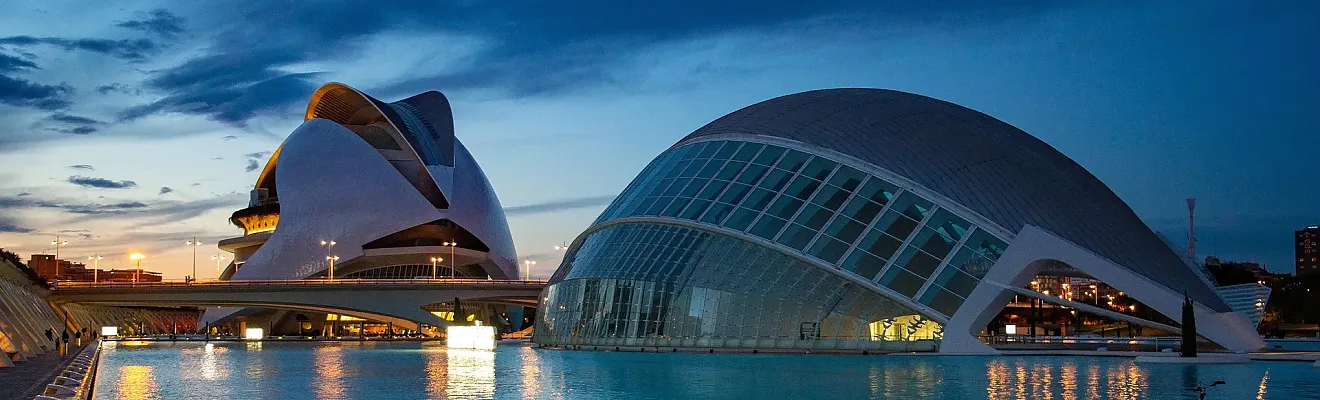 Die Bild zeigt die Stadt der Künste und Wissenschaften (Ciutat de les Arts i les Ciències) in Valencia, Spanien.