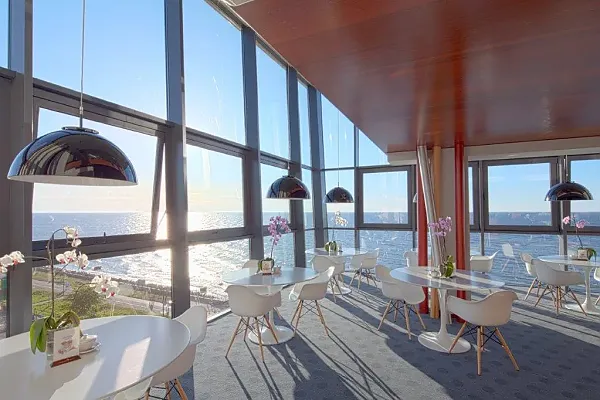 Das Bild zeigt das moderne Café im Marine Hotel Kolberg mit Meerblick.