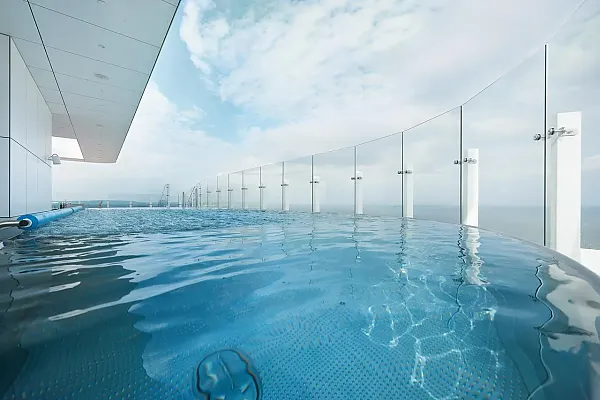 Das Bild zeigt den Infinity-Pool auf der Dachterrasse des Radisson Blu Resort in Swinemünde.