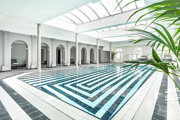 Das Bild zeigt den Wellness- und Poolbereich im Strandhotel Ahlbeck auf der Insel Usedom.