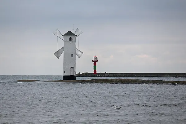 Auf dem Bild sieht man die Mühlenbake ist das Wahrzeichen der Hafenstadt Swinemünde