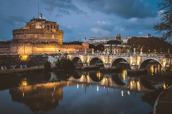 Das Bild zeigt die Engelsburg (Castel Sant'Angelo) und die Engelsbrücke (Ponte Sant'Angelo) in Rom zur blauen Stunde