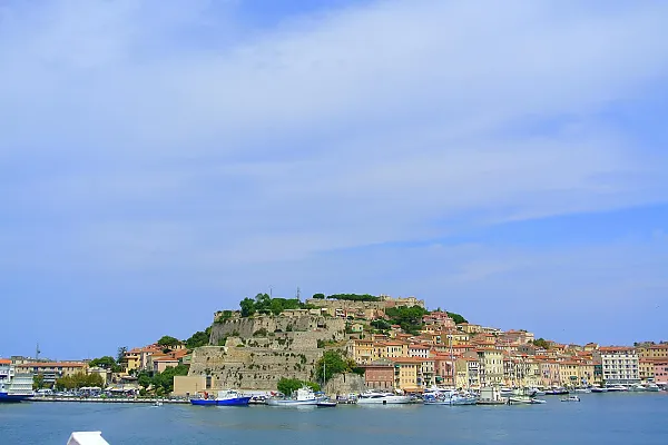 Das Bild zeigt den Hafen von Portoferraio auf der italienischen Insel Elba.