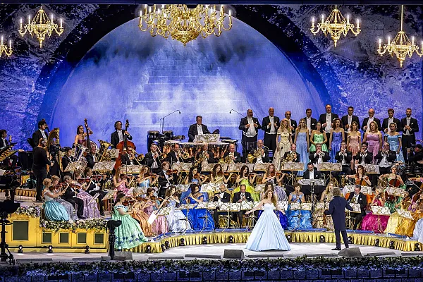 Dieses Bild zeigt ein Konzert des niederländischen Violinisten und Dirigenten André Rieu mit seinem Johann-Strauß-Orchester.