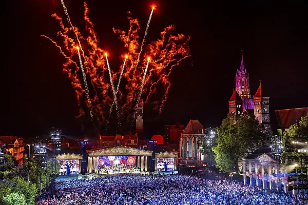 Das Bild zeigt ein Konzert von André Rieu auf dem Vrijthof-Platz in seiner Heimatstadt Maastricht, der in einen stimmungsvollen Konzertsaal mit pyrotechnischen Effekten verwandelt wird.