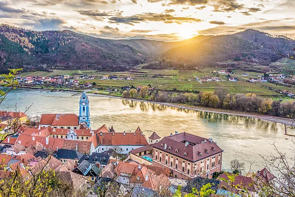 Das Bild zeigt einen malerischen Moment in Dürnstein, einer kleinen Stadt im Wachau-Tal in Österreich, an der Donau.