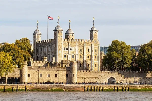Das Bild zeigt den Tower of London, eine historische Festung am Nordufer der Themse in London.