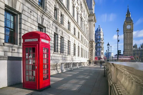 Das Bild zeigt den weltberühmten Big Ben und eine der ikonischen roten Telefonzellen in London.