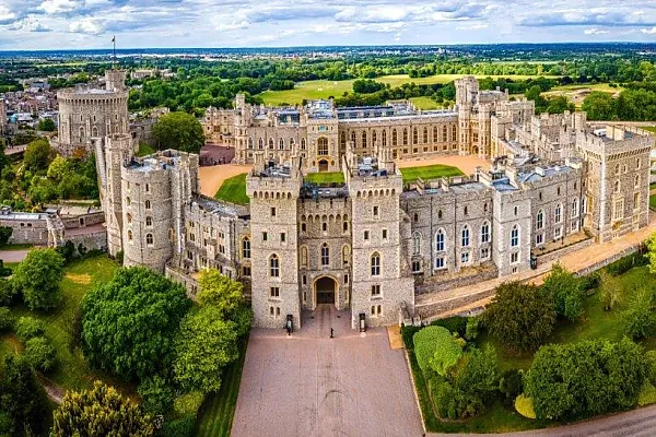 Das Bild zeigt Schloss Windsor (Windsor Castle), die offizielle Residenz Seiner Majestät des Königs.