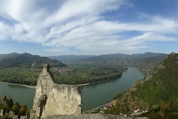 Das Bild zeigt die Ruine der Burg Dürnstein, die hoch über der Donau in der Wachau thront.