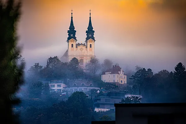 Das Bild zeigt die Basilika, eine bekannte Wallfahrtsbasilika, auf dem Bild ist die Pöstlingbergkirche in Linz