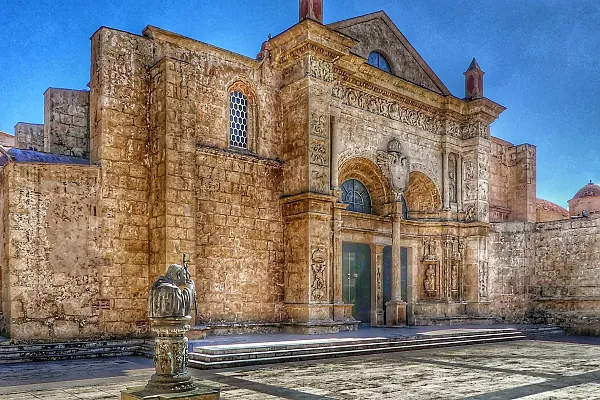 Das Bild zeigt die Kathedrale Santa Maria la Menor in Santo Domingo, Dominikanische Republik