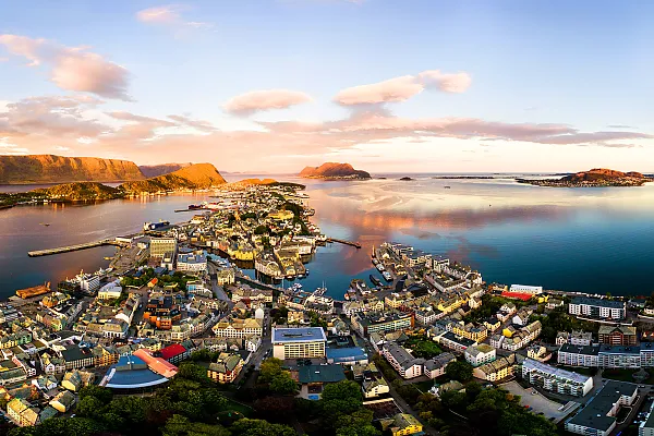 Luftaufnahmen von Ålesund, Norwegen, zeigen eindrucksvoll die auf mehreren Inseln erbaute Stadt, bekannt für ihre Jugendstilarchitektur und die direkte Lage an den Fjorden.