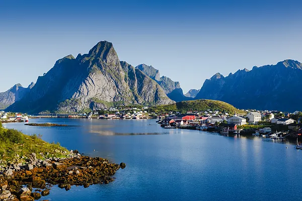 Das Bild zeigt das malerische Fischerdorf Reine auf den Lofoten in Norwegen.