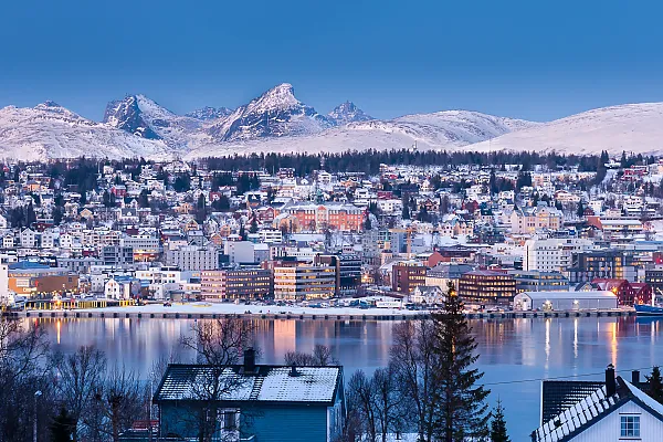 Das Bild zeigt die Stadt Tromsø in Norwegen, oft als „Tor zur Arktis“ bezeichnet.