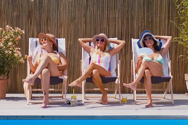 3 Frauen genießen die Sonne im Liegestuhl