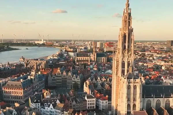 Von den Grachten in Amsterdam über das maritime Rotterdam bis hin zum romantischen Mittelrheintal mit seinen Burgen und Weinbergen – jede Station hat ihren eigenen Zauber