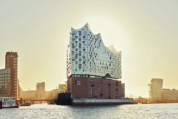 Elbphilharmonie, Elbphilharmonie im goldenen Abendlicht.